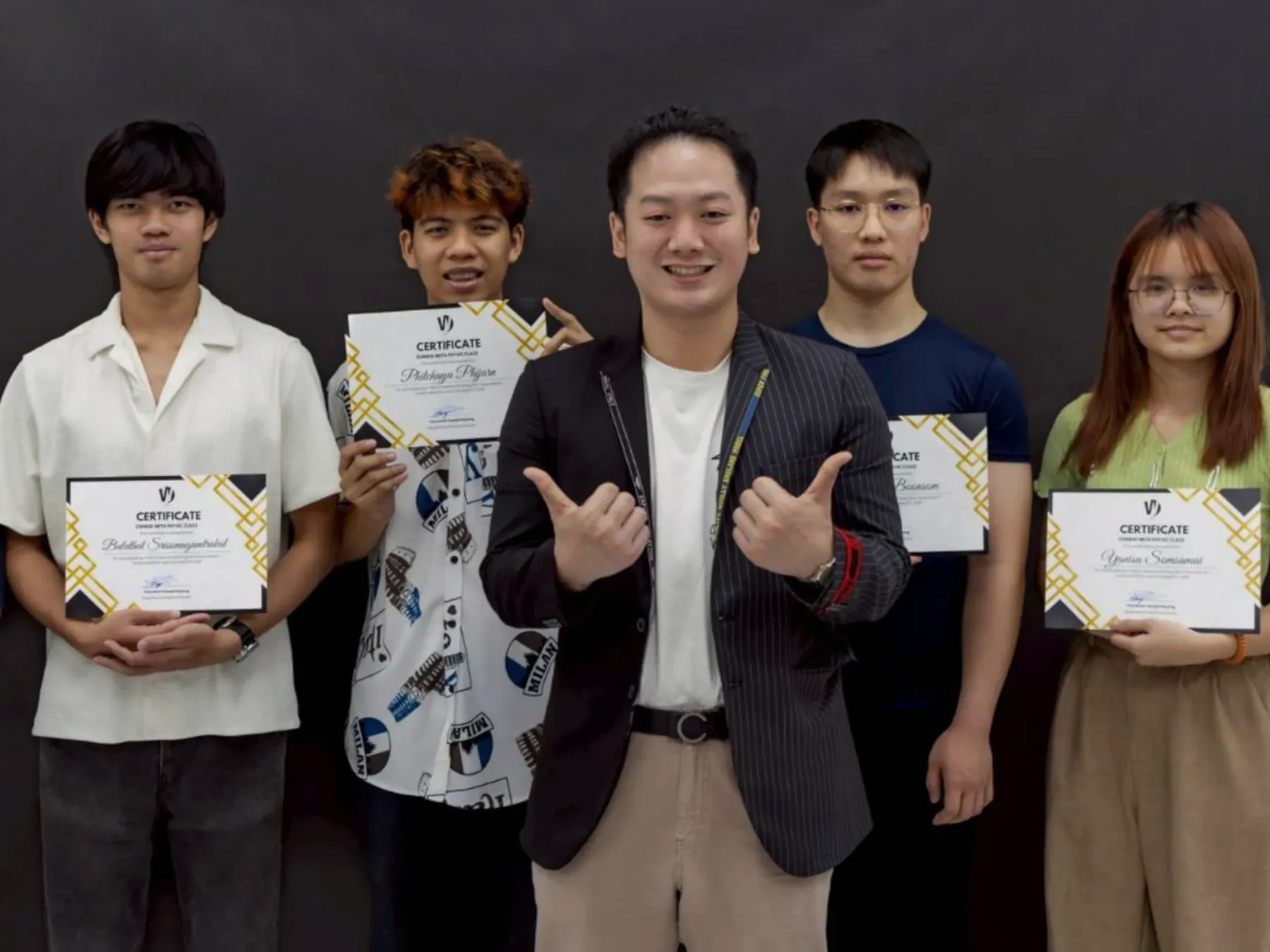ผู้เรียนคอร์สอภิปรัชญาจีนถือใบประกาศนียบัตรร่วมกับเคน